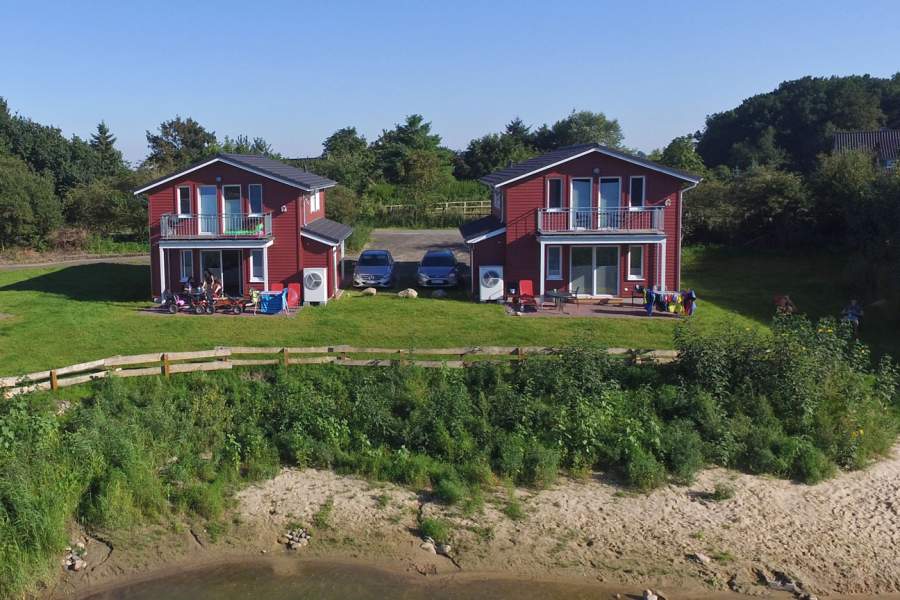 Foto von den Seehäusern 401 und 402 mit Blick auf die Terrassen und Balkone.