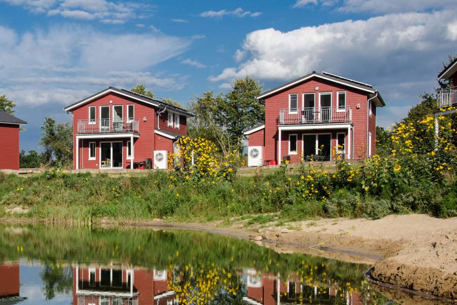 Foto von den Seehäusern 403 und 404 mit Blick auf die Terrassen und Balkone.