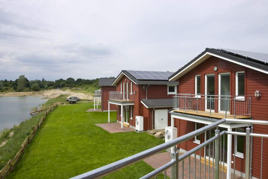 Foto von den Seehäusern 405 und 406 mit Blick auf die Terrassen und Balkone.