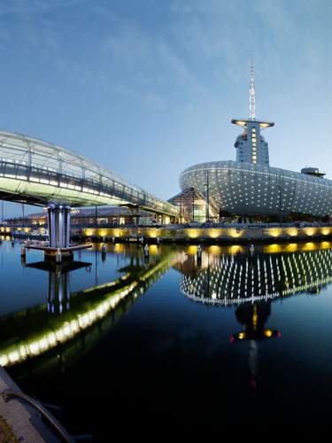 Foto der Havenwelten in Bremerhaven direkt am Wasser.