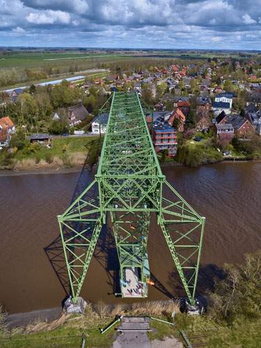 Foto der Schwebefähre, die über die Oste führt.