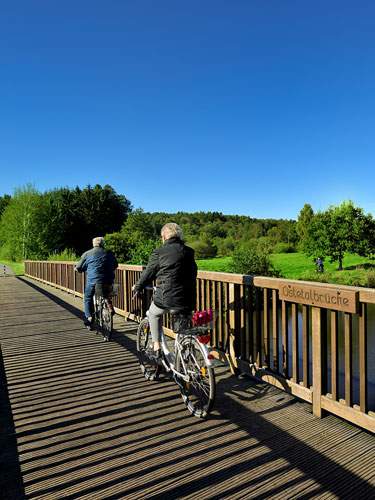 Foto der Ostetalbrücke in Bremervörde mit zwei Radfahrern.
