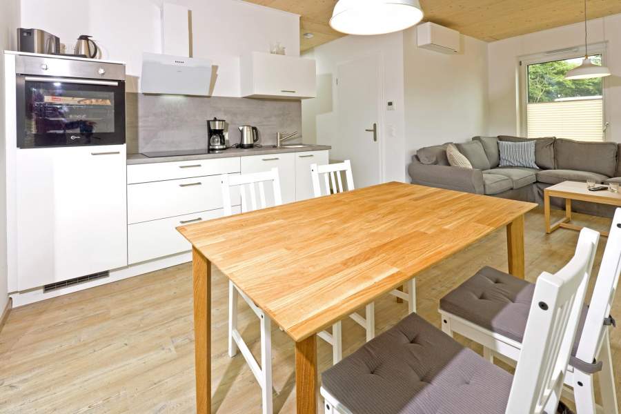 Foto von der Küchenzeile mit Essbereich in der Seewohnung 413.