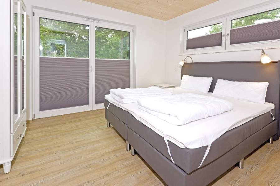 Foto von dem Schlafzimmer mit Doppelbett in der Seewohnung 413.