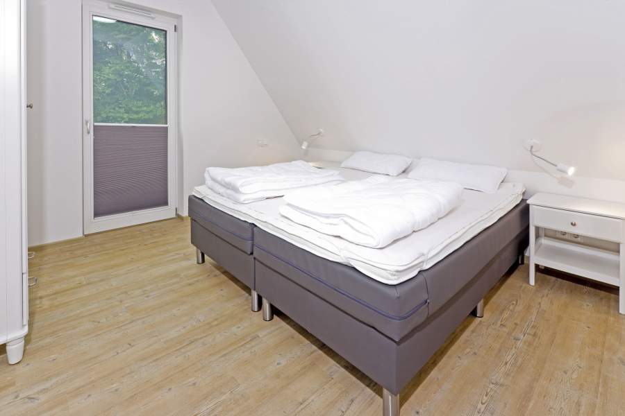 Foto von dem Schlafzimmer mit Doppelbett in der Seewohnung 414.