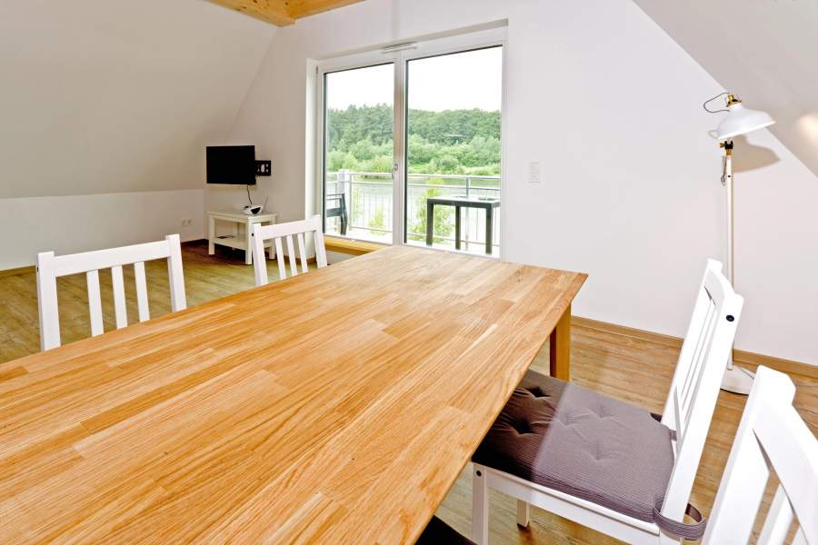 Foto von dem Essbereich mit Zugang zum Balkon in der Seewohnung 414.