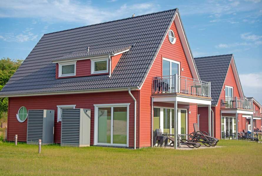 Foto von der Außenansicht von zwei Seehäusern mit den Seewohnungen.