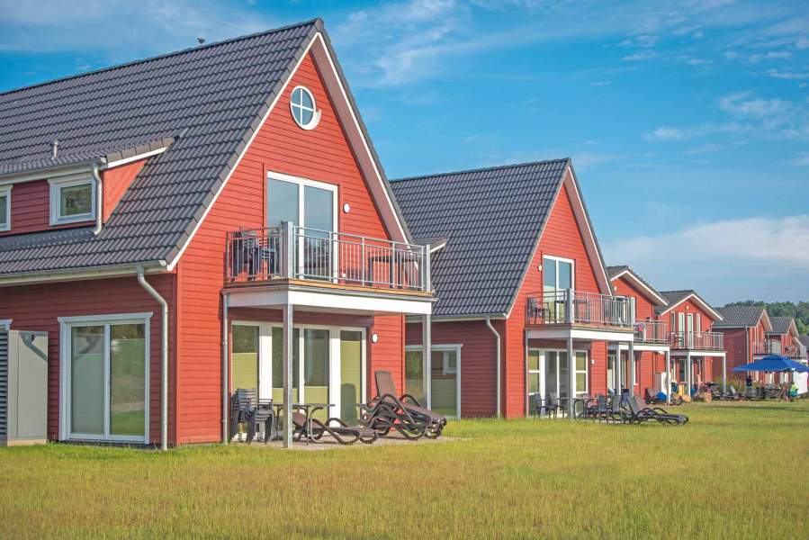 Foto von der Außenansicht von zwei Seehäusern mit den Seewohnungen.