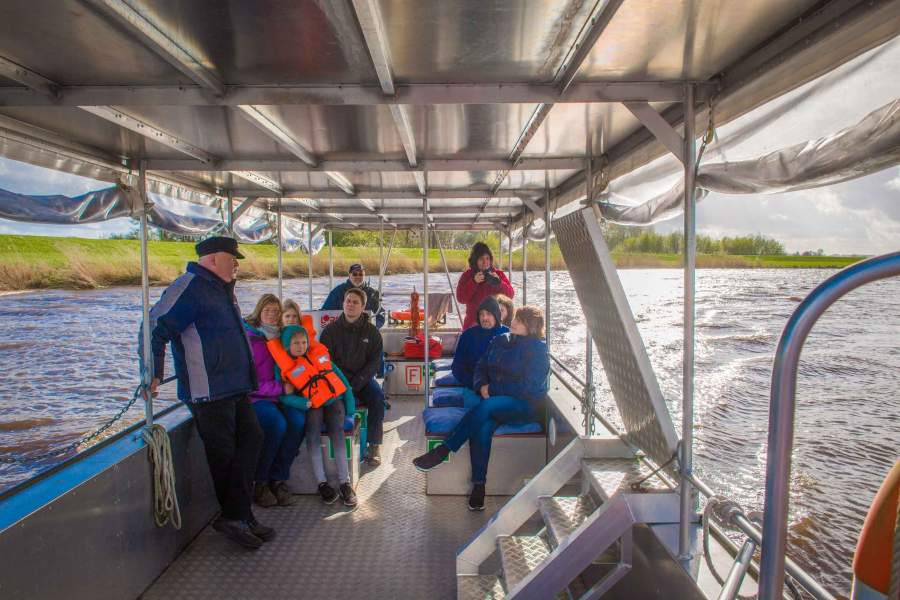 Foto einer Gruppe auf einem Boot auf der Oste.