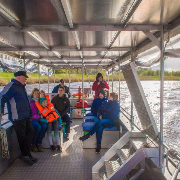Foto einer Gruppe von Menschen auf dem Püttenhüpper, der auf der Oste fährt.