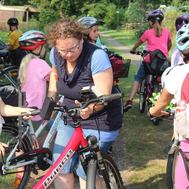 Foto einer Gruppe, die ihre Fahrrad für eine Radtour vorbereitet.