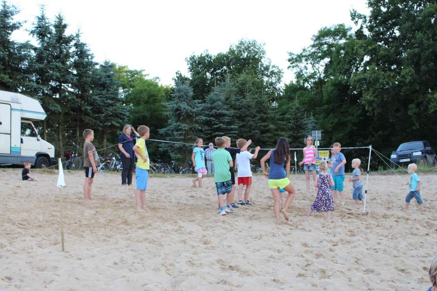 Foto einer Gruppe von Kindern, die am Strand spielen.
