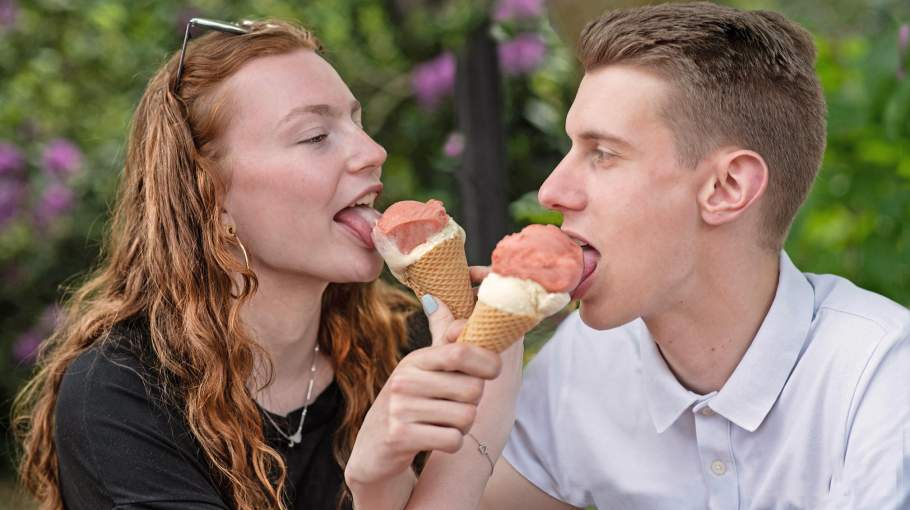 Foto eines Pärchens, das gemeinsam Eis isst.