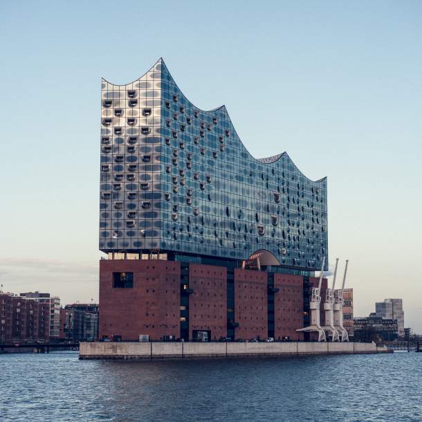 Foto der Elbphilharmonie in Hamburg umgeben von der Elbe.