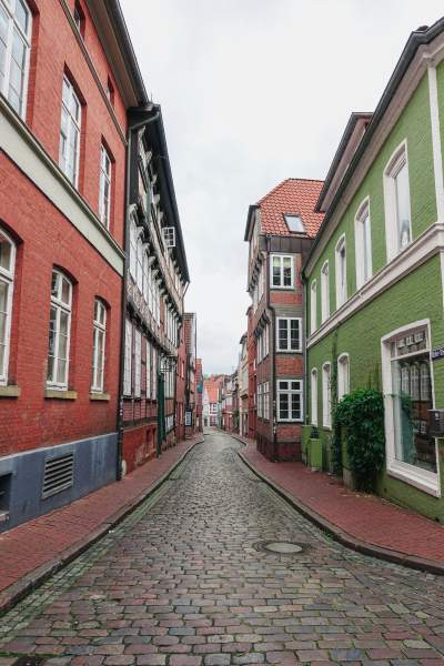 Foto einer schmalen Straße in der Altstadt von Stade.