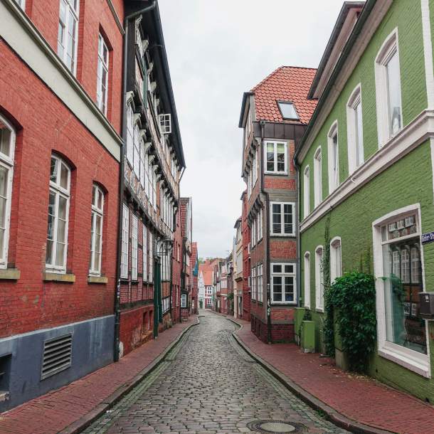 Foto einer kleinen Gasse in der Altstadt von der Hansestadt Stade.