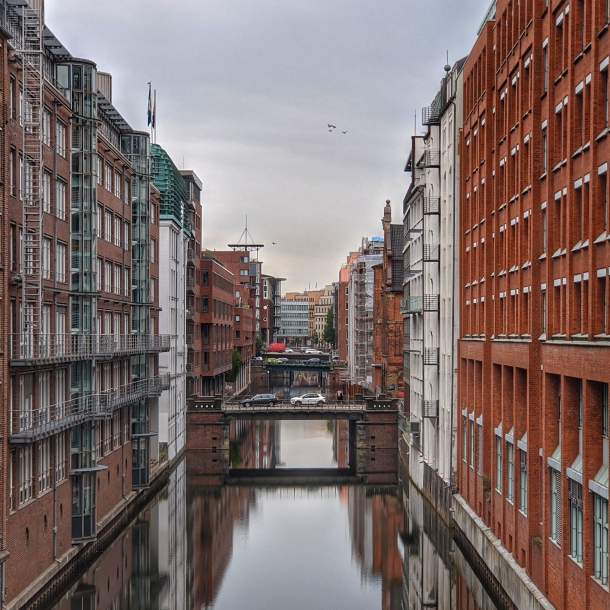 Foto der Speicherstadt von Hamburg mit einem Kanal zwischen den Häusern.