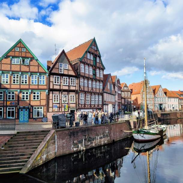 Foto von schönen Häuserfassaden direkt am alten Hafen von Stade.