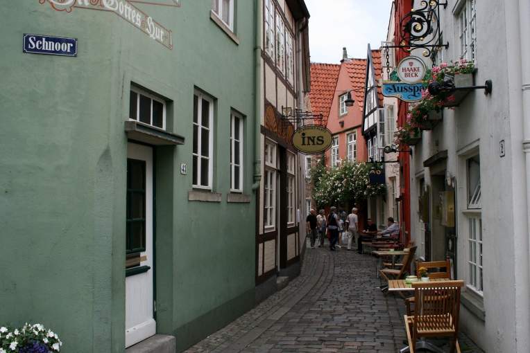 Foto eine engen Gasse im Schnoorviertel von Bremen.