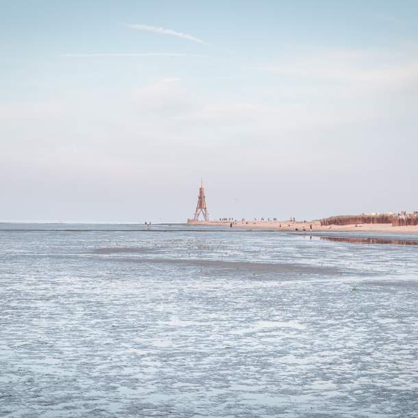 Foto von der Nordsee mit der Kugelbake in Cuxhaven.