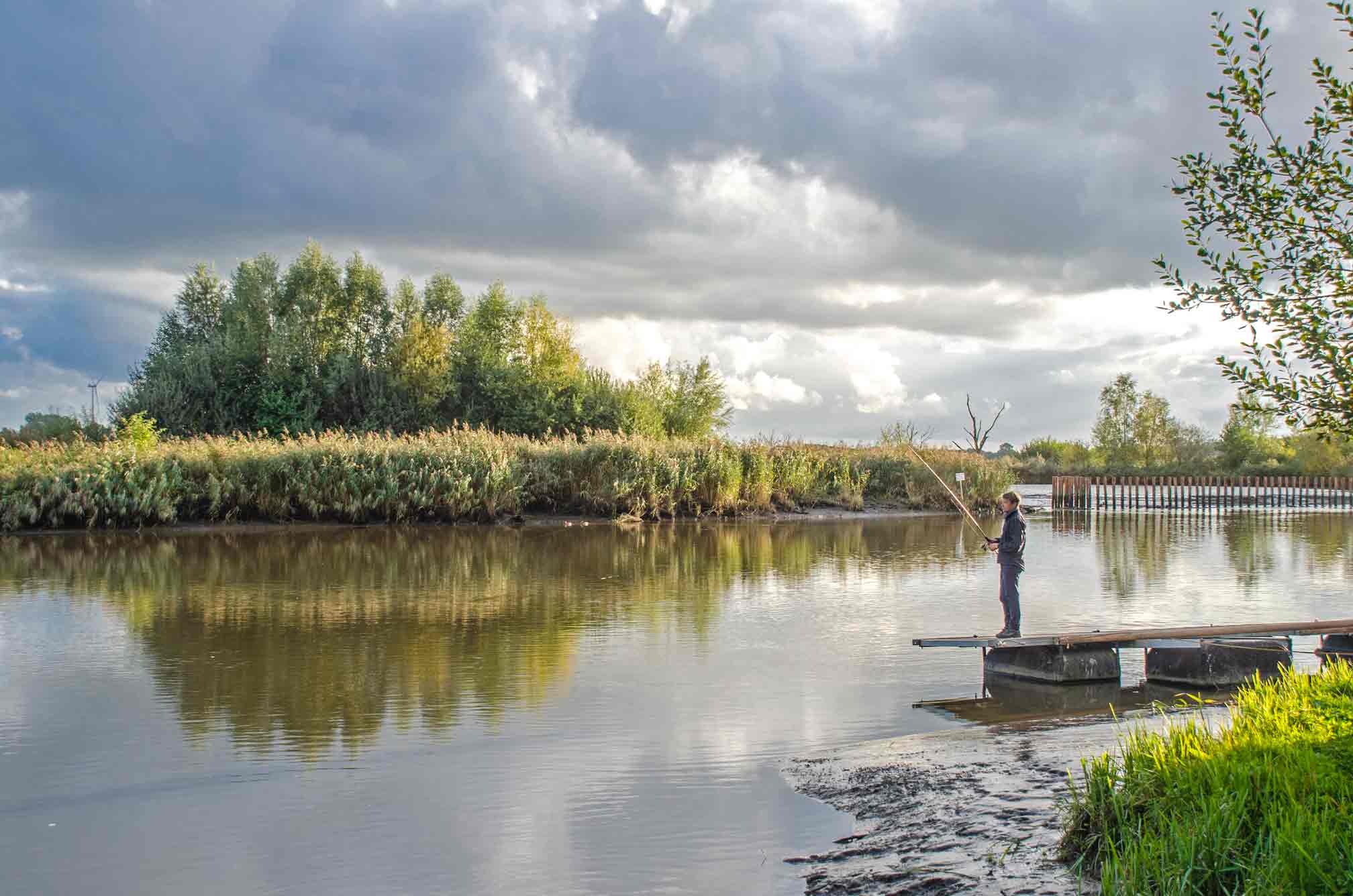 Foto eines Anglers, der vom Anleger der Oste aus angelt.