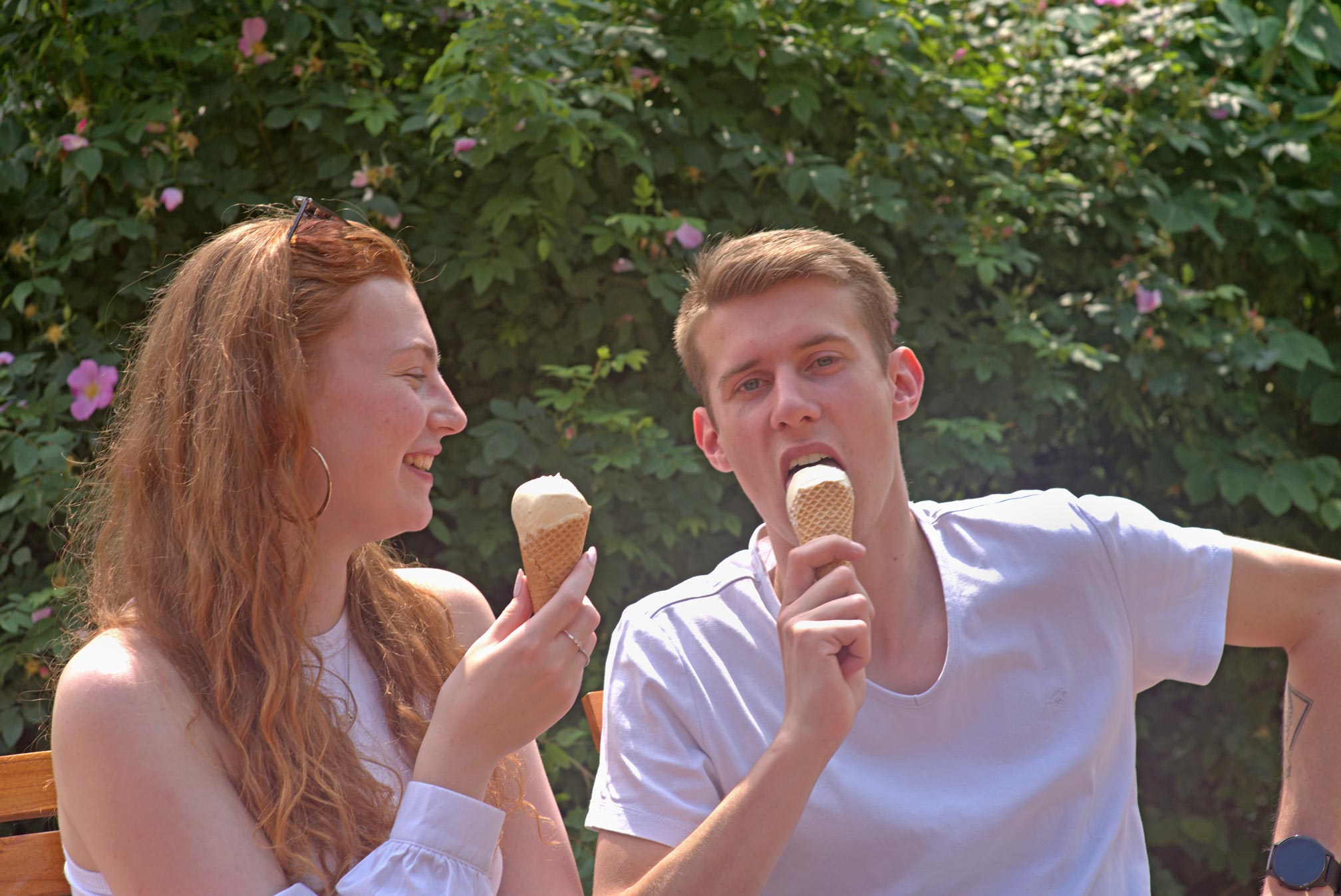 Foto von einem Paar, das Eis isst.