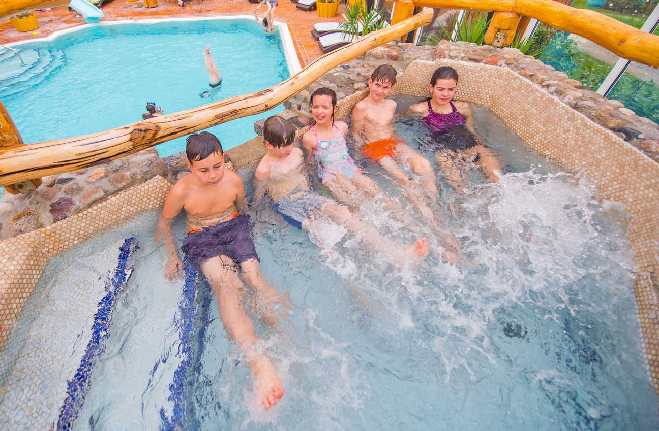 Foto von Kindern im Whirlpool des Schwimmbades