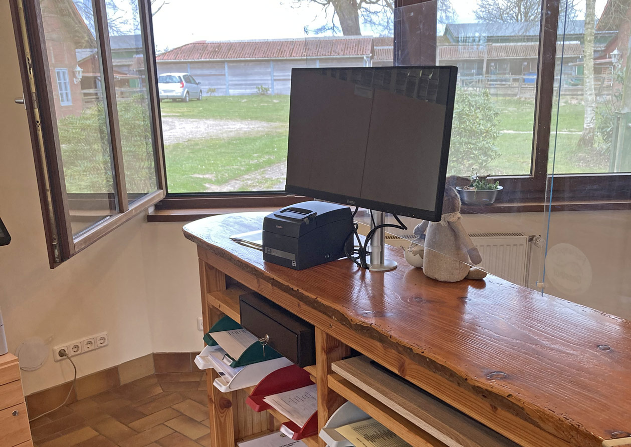Foto von dem Tresenbereich in der Rezeption, mit dem neuen Kassensystem über einen Monitor am Tresen.