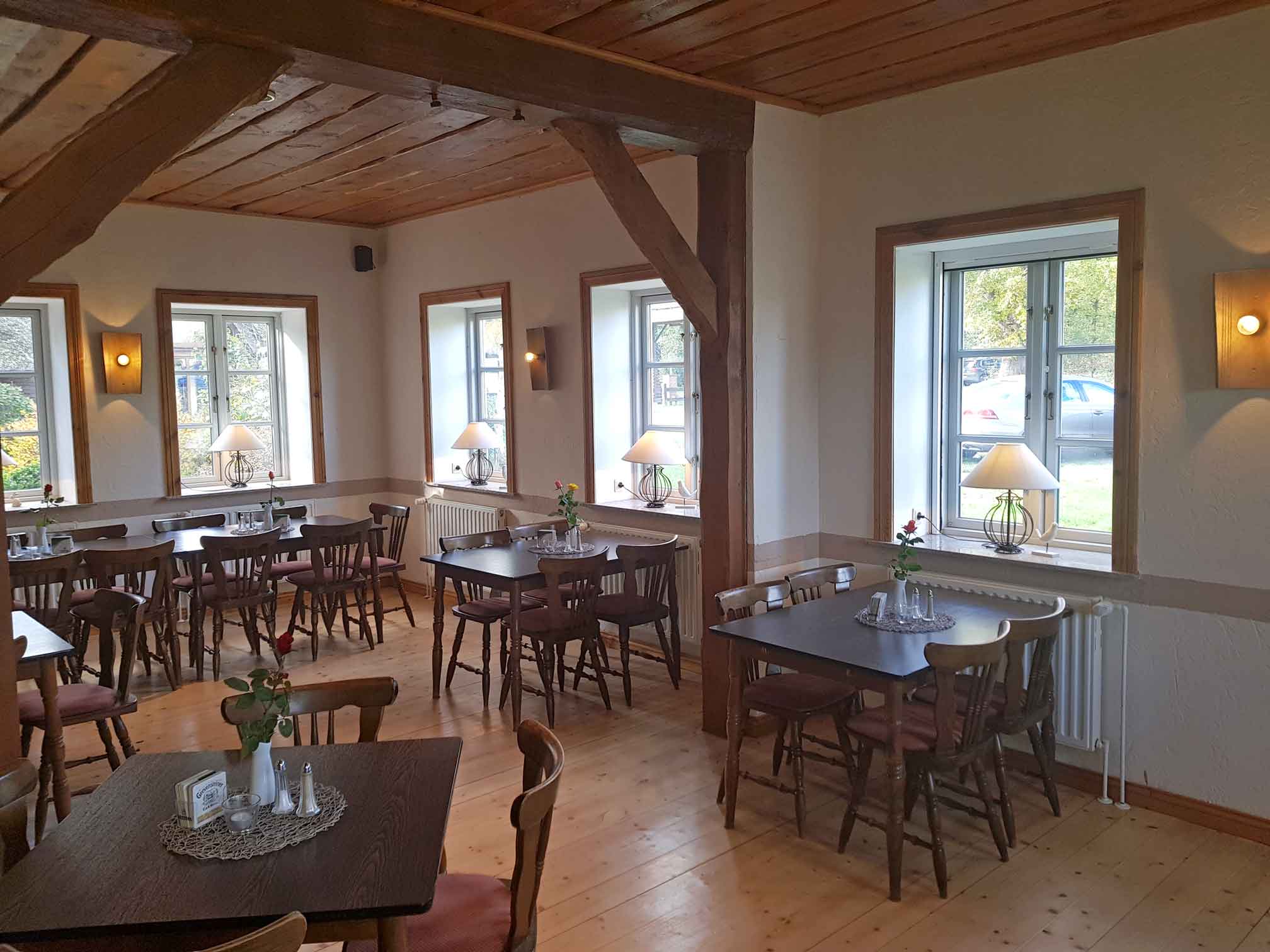 Foto aus dem Restaurant Raubritter mit dunklen Tischen und dunklen Stühlen in einer hellem Atmosphäre.