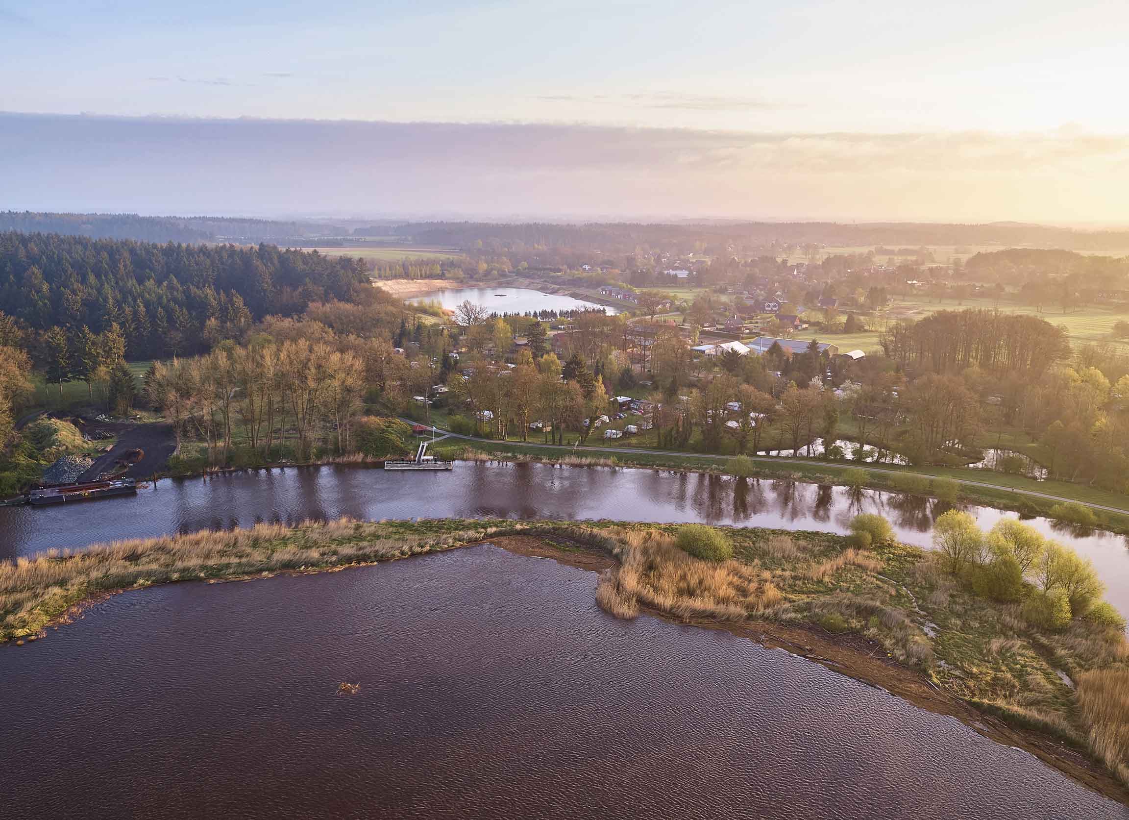 Luftaufnahme von dem Fluss Oste samt der Pütte nahe dem Ferienpark Geesthof im Osteland