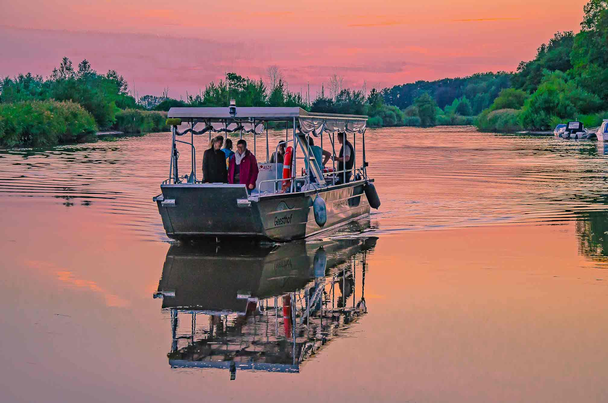 Bootsfahrt auf der Oste bei Sonnenuntergang – der Püttenhüpper des Ferienparks auf dem Wasser