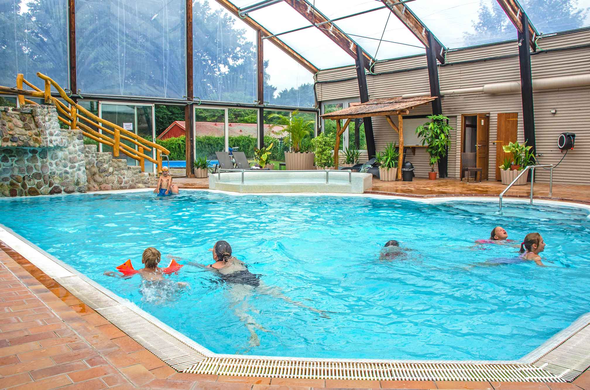 Schwimmbecken auf dem Geesthof – Innenpool mit Blick ins Grüne