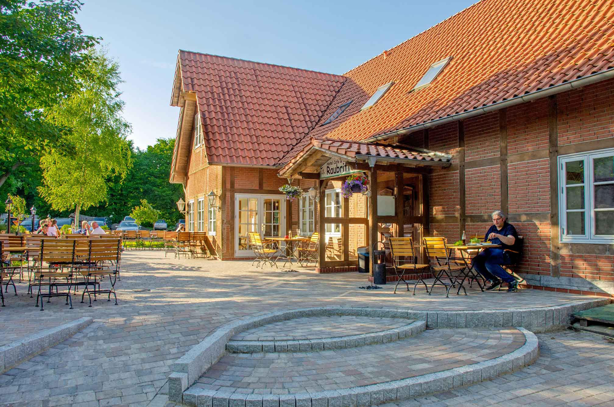 Gemütliche Terrasse vor dem Restaurant Raubritter mit Sitzplätzen und Blick ins Grüne