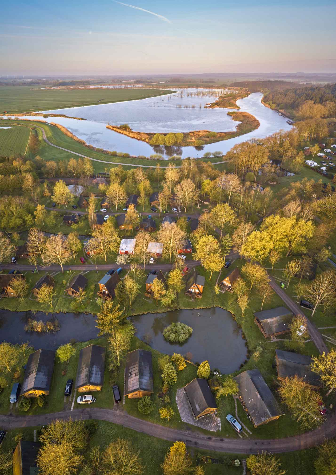 Foto von der Ferienhausanlage aus der Vogelperspektive.