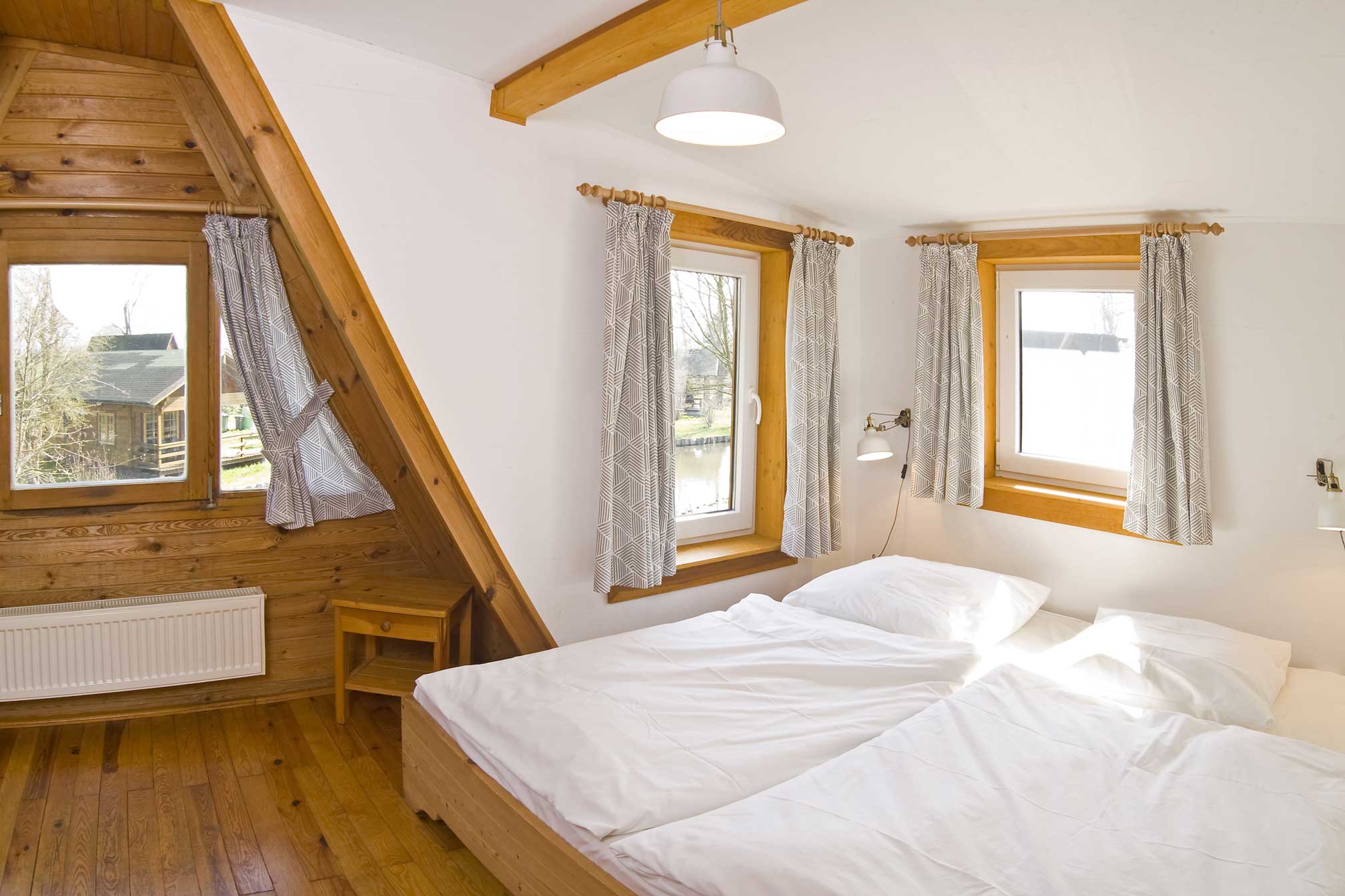 Foto von einem Schlafzimmer mit Doppelbett.