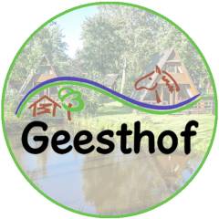 Zeigt das Logo vom Ferienpark Geesthof, das in einem Kreis eingebunden ist und mit einem Bild von Ferienhäusern hinterlegt ist.