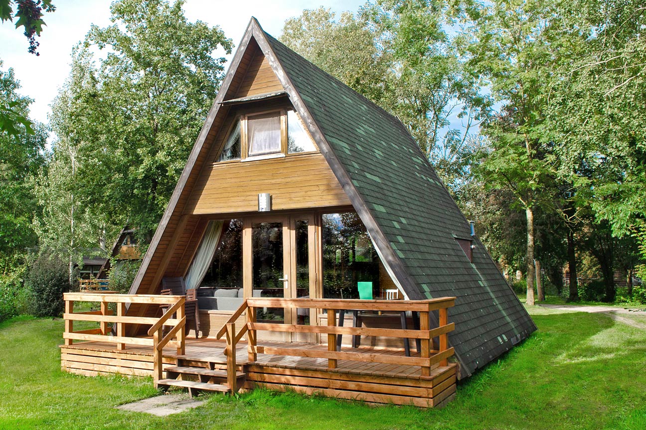 Typ D – Nurdachhaus 380 mit steiler Fassade, heller Holzverkleidung und Frontfenstern