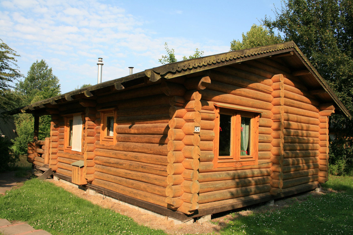 Typ C – Blockhaus 324 mit klassischer Holzbauweise und Gartenbereich, sonnige Lage