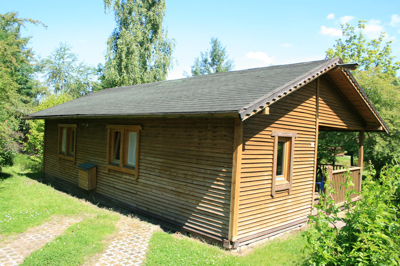 Typ C – Blockhaus 365 mit einfachem Holzbau, kleiner Terrasse und klarer Architektur