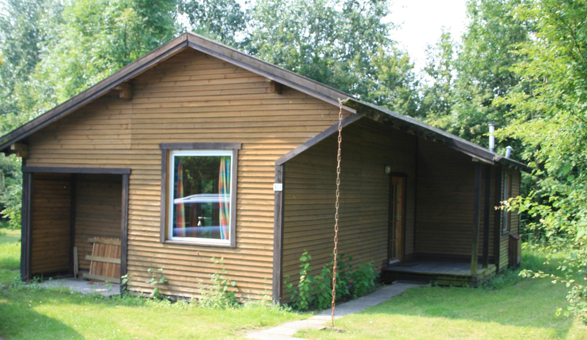 Typ B – Ferienhaus 376 mit rechteckigem Grundriss, zurückgesetzt im grünen Bereich