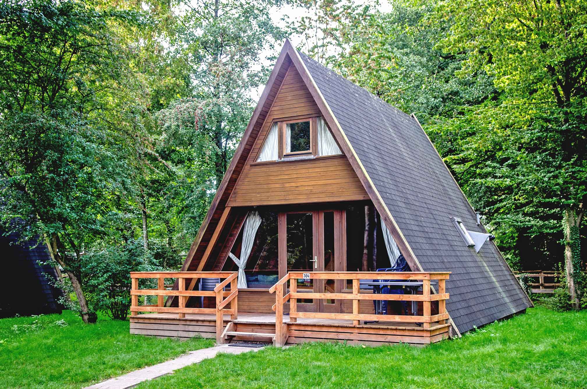 Typ E – Nurdachhaus 304 in A-Form mit Terrasse, Rasenfläche und Waldnähe, freundlich und einladend