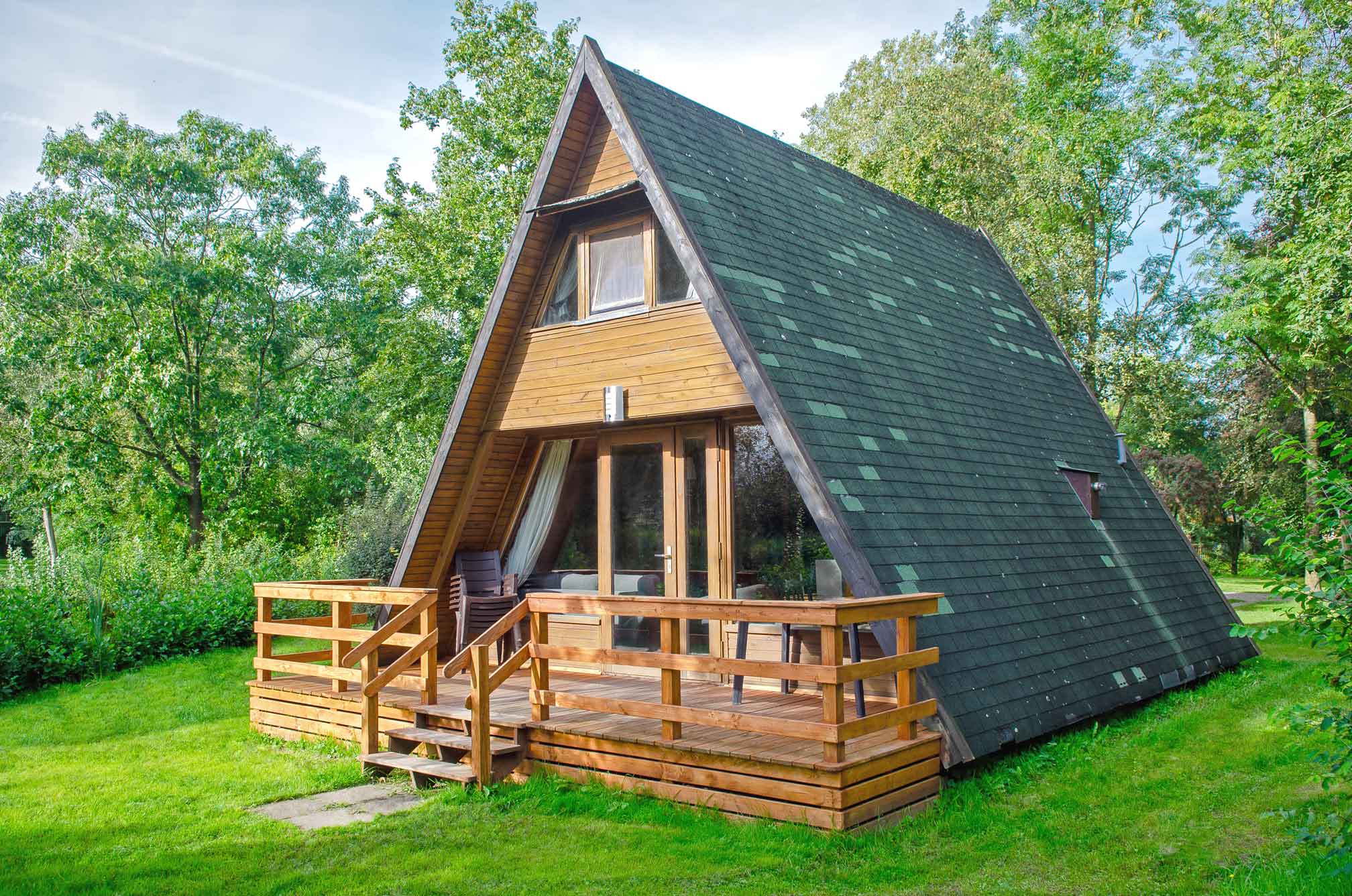 Typ D – Nurdachhaus 379 mit Terrasse, schwarzem Spitzdach und modernem Holzbau