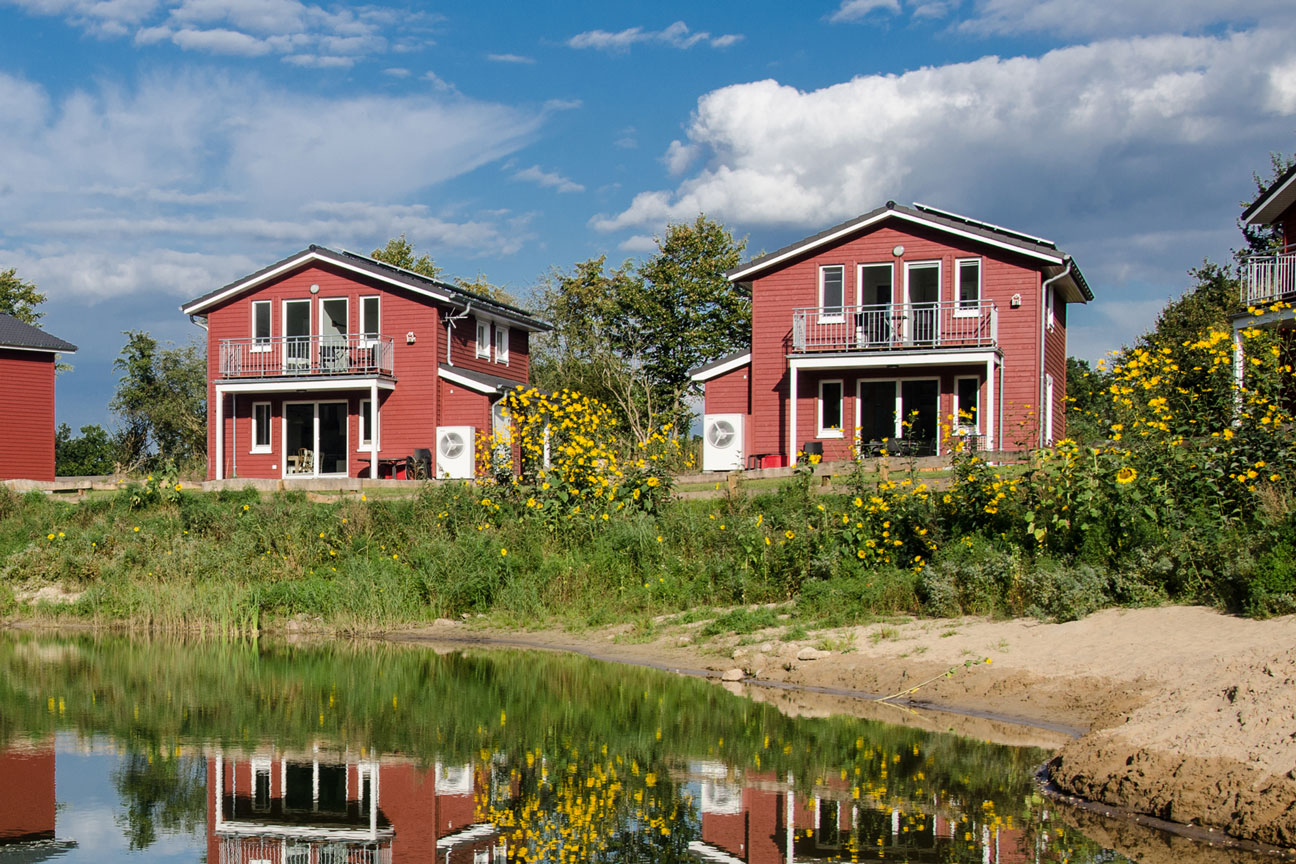 Typ F – Seehaus 403 mit Geländer und Blick auf Wasser und Terrasse