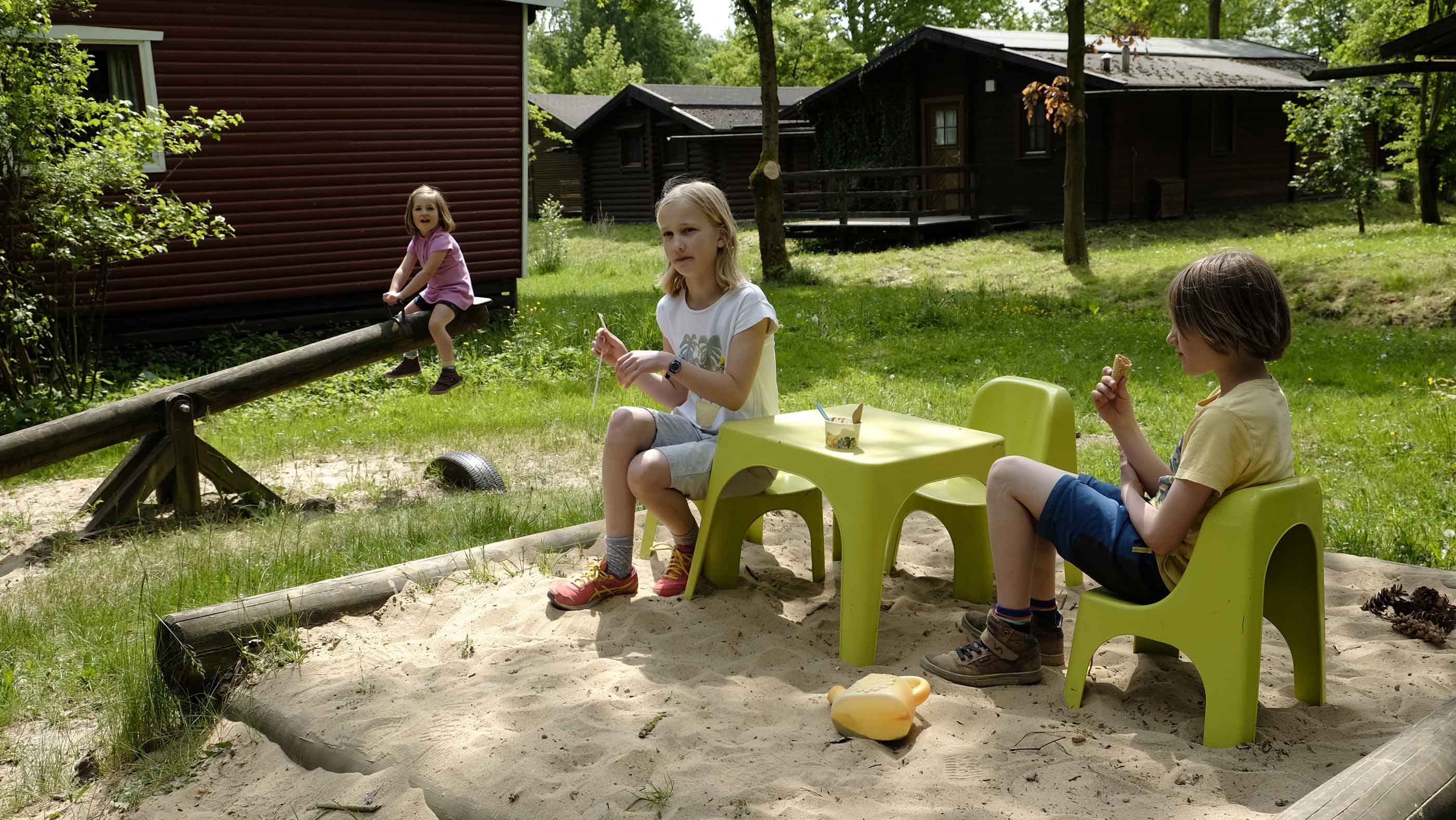 Foto von zwei Kindern, die auf einem Spielplatz sind.