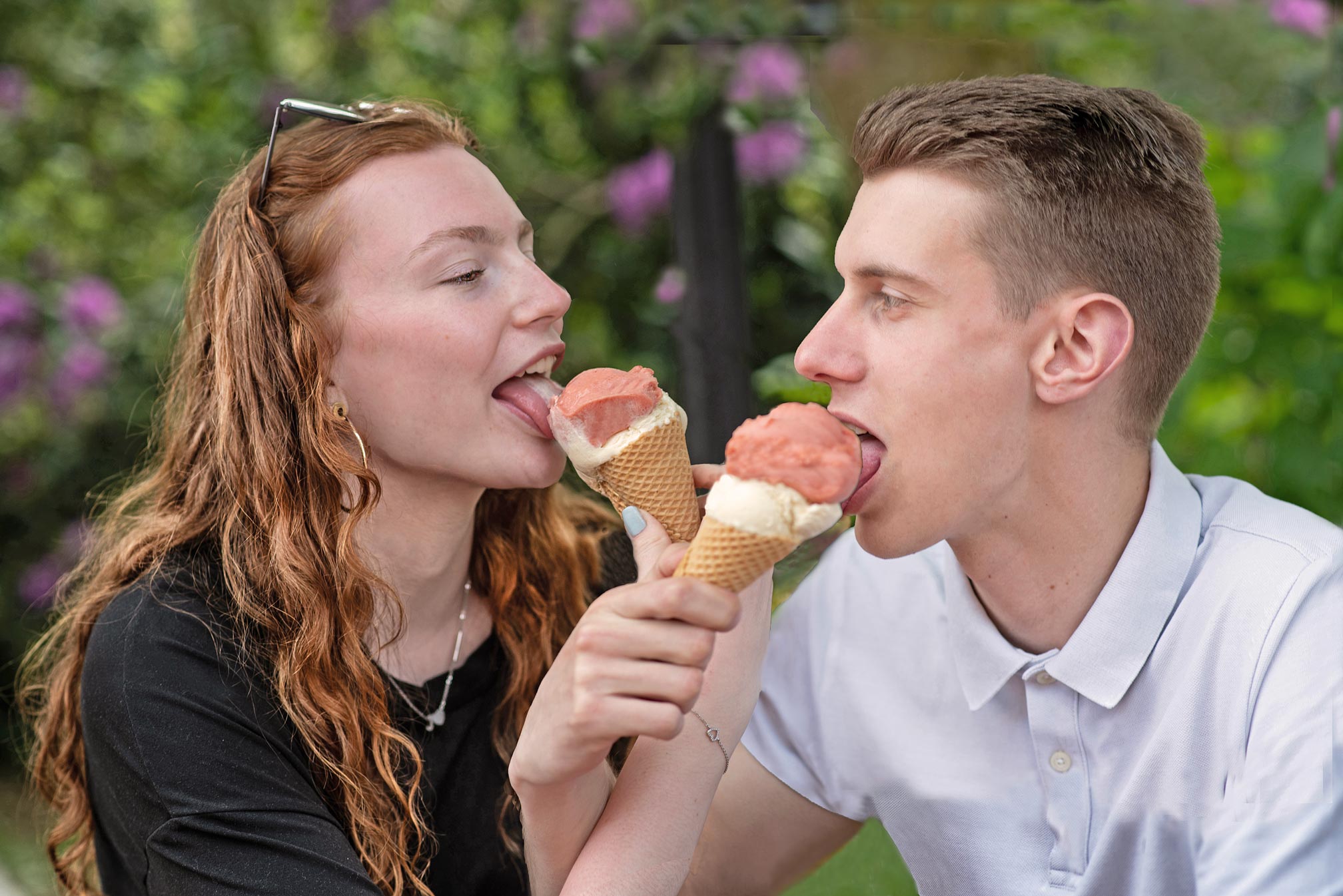 Foto eines Pärchens, das gemeinsam Eis isst.