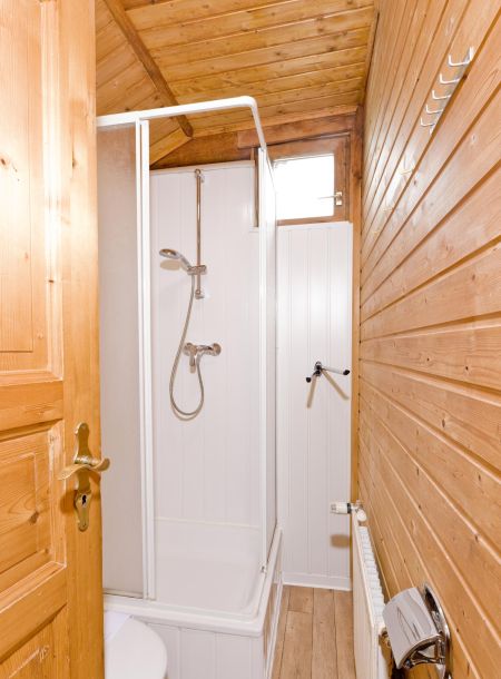 Foto von dem Duschbad im kleinen Blockhaus 366.