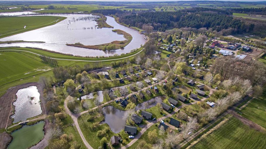 Luftaufnahme vom Geesthof-Gelände an der Oste mit See, Teichen, Ferienhäusern und Stellplätzen im Grünen