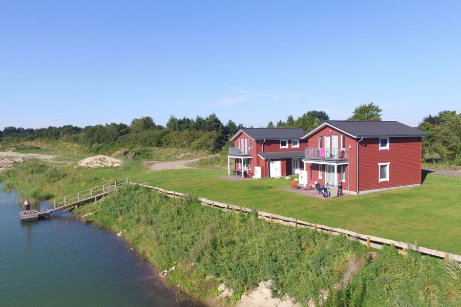 Foto von den Seehäusern 409 und 410 mit Blick auf die Terrassen und Balkone.