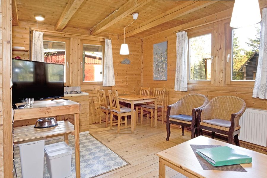 Foto von dem Wohn- und Essbereich im kleinen Blockhaus 353.