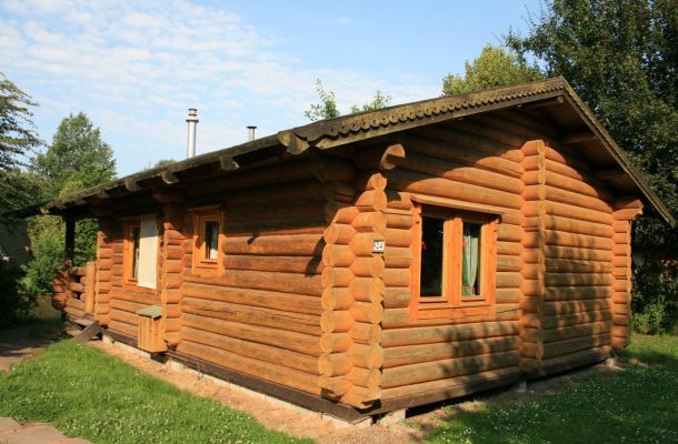 Typ C – Blockhaus 324 mit klassischer Holzbauweise und Gartenbereich, sonnige Lage